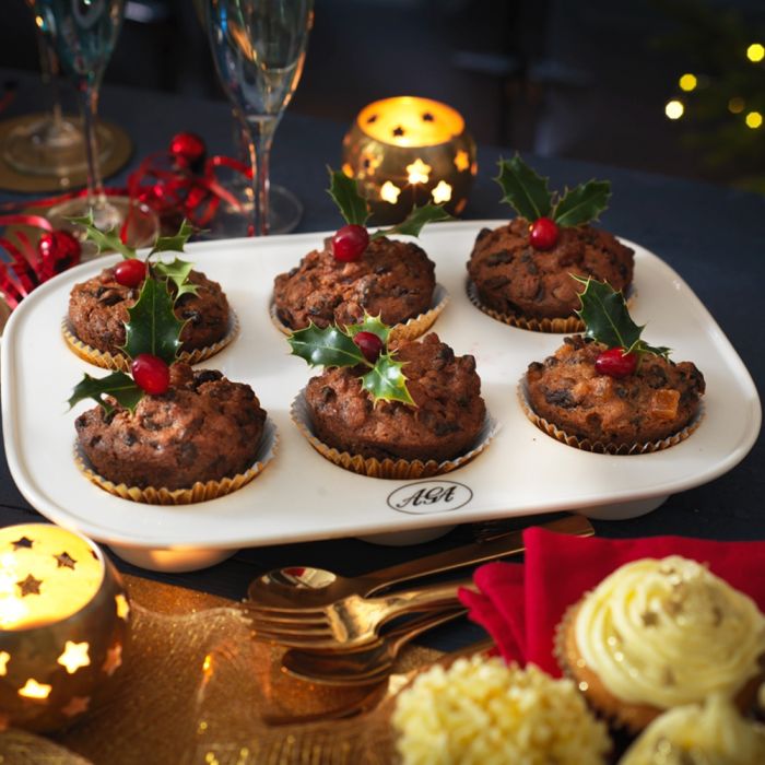 Christmas cake with small Nuremberg … – License Images – 13289614 ❘  StockFood